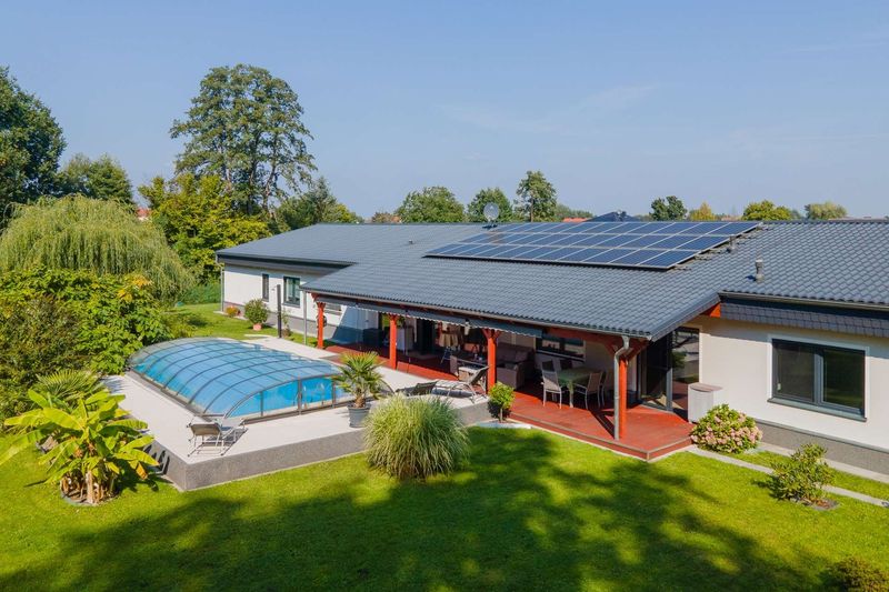 Mit Einbauküchen, Fußbodenheizung, Photovoltaik, Pool, Garagen: Moderner Bungalow in Falkenberg